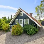 Cosy In Scenic Surroundings Near *
